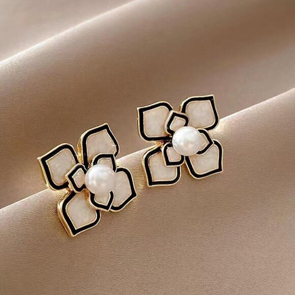 Black and White Women's Faux Pearl & Flower Design Drop Earring - Picture 1 of 4